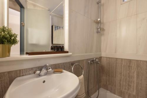 Vibrant apartment in Kolonaki area