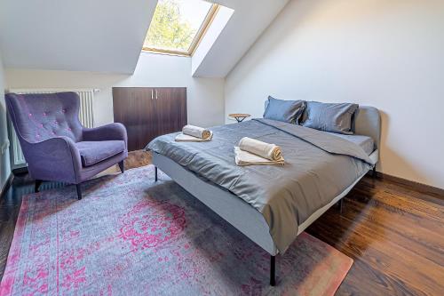 Χώρος καθιστικού στο Grand Apt with air conditioning