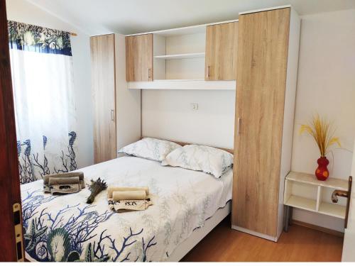 Giường trong phòng chung tại Kuća za odmor TRI SUNCA