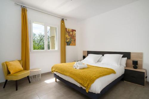 un dormitorio con una cama con un animal de peluche en Seyssuel • Villa Paisible • HostisY en Seyssuel