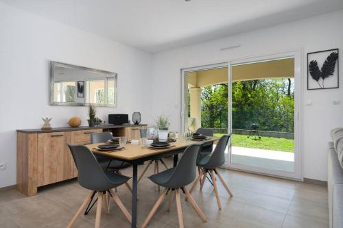 Photo de la galerie de l'établissement Seyssuel • Villa Paisible • HostisY, à Seyssuel