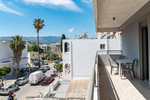 balcón con mesa y sillas y vistas a la ciudad en Aspa Holidays, en Cos