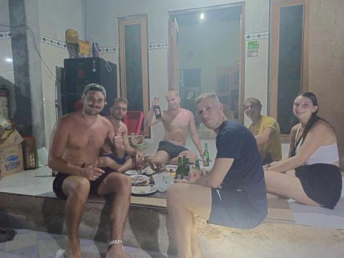 um grupo de pessoas sentadas em frente a um espelho em Tara hostel em Nusa Penida