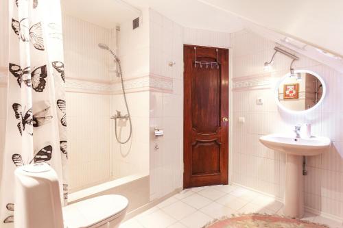 e bagno con doccia, servizi igienici e lavandino. di Classic Old Town Apartment next to the Gates of Dawn a Vilnius