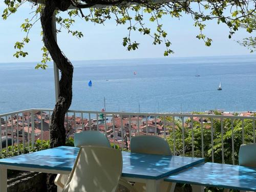 einen Tisch und Stühle mit Meerblick in der Unterkunft VISTA del MAR in Piran