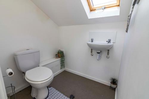 a bathroom with a toilet and a sink at 2 bed apartment 5 minute drive in to Nottingham city centre close to Nottingham city hospital in Nottingham