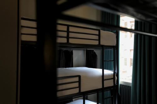 Dos literas en una habitación con ventana. en Revolver, en Glasgow