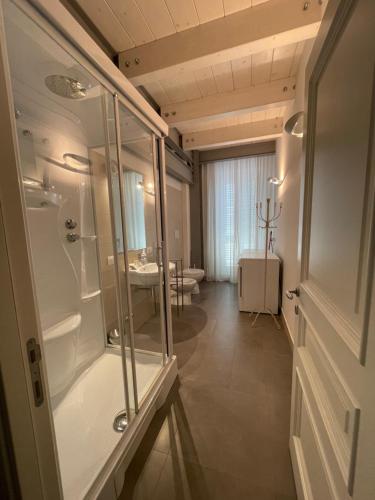 A bathroom at Casa Giulietta - ombrellone e 2 lettini inclusi