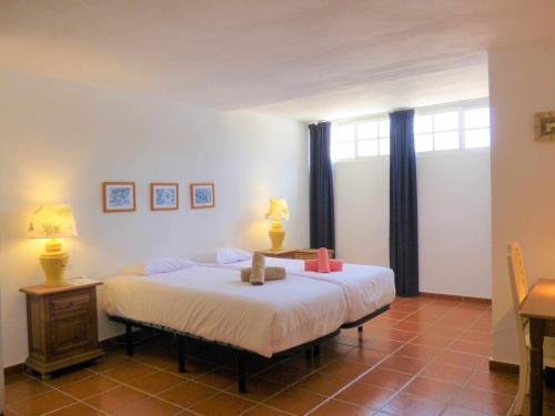 een slaapkamer met een bed met twee lampen erop bij Selecta Casa Esmerdo in Estepona