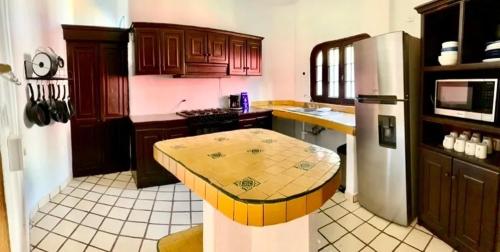 een keuken met een tafel in het midden bij Villa Oasis-Studio Room in Puerto Vallarta