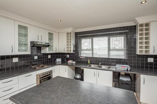 Η κουζίνα ή μικρή κουζίνα στο Millard Crescent Guest House