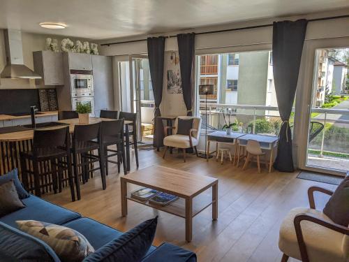 un salon avec un canapé et une table dans l'établissement Chez Lou appartement proche du lac moderne, à Annecy