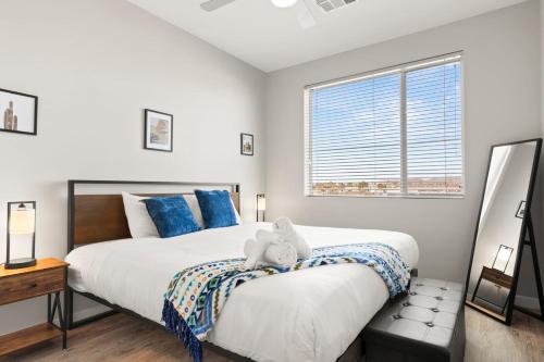 - une chambre dotée d'un grand lit avec un ours en peluche dans l'établissement CozySuites Paradise under the palm trees 14, à Phoenix