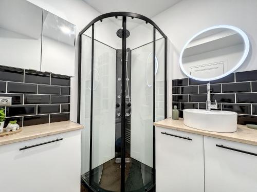 特魯瓦的住宿－Les Terrasses du Bouchon，一间带玻璃淋浴和水槽的浴室