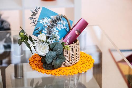 a wicker basket with flowers on a table at Charming family house in High Wycombe in Buckinghamshire