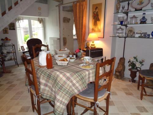 d'une table avec une assiette de nourriture au-dessus dans l'établissement Ker Adsav o'naturel, à Saint-Pierre-de-Plesguen