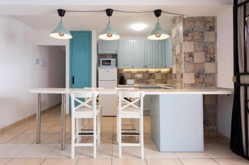 PORT ROYAL APARTMENTS, Heated pool, Speed WiFi, Terrace