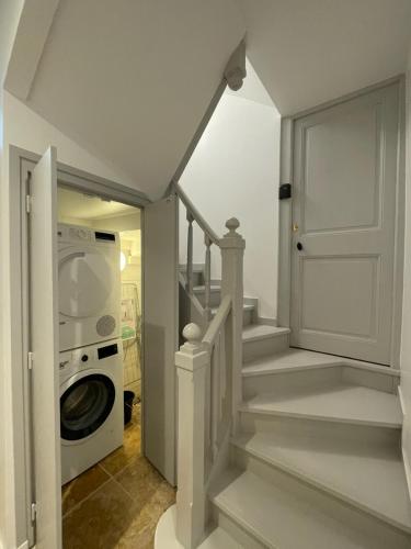 - une buanderie avec une porte et un lave-linge dans l'établissement Le St Louis 5 Appartement 2 pièces, à La Rochelle