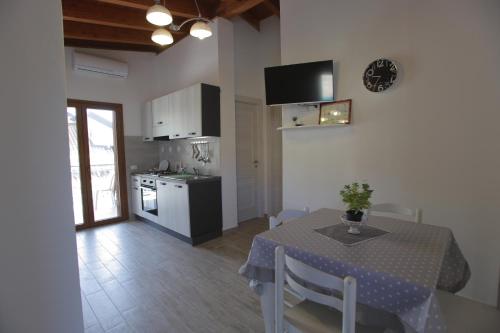 cocina y comedor con mesa y mantel azul en No Zu Filì, en Villaggio Mosè
