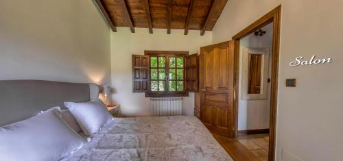 1 dormitorio con cama y ventana en Vistas al Valle, en Oreña