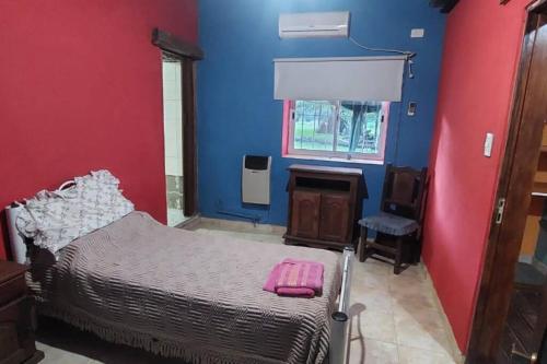 Ένα ή περισσότερα κρεβάτια σε δωμάτιο στο Casa en el Campo con Pileta