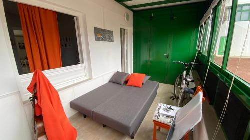 mały pokój z łóżkiem i oknem w obiekcie CASA OASI w mieście Playa Blanca
