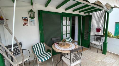 patio con tavolo e sedie sotto il portico di CASA OASI a Playa Blanca