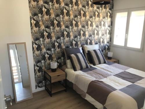 - une chambre avec un grand lit escamotable dans l'établissement Appartement en bord de plage serviettes non incluses, à Frontignan