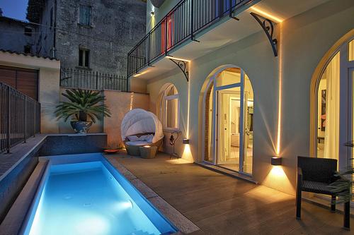una casa con piscina en un patio en Villa Maggie on Lake Como, en Malgrate