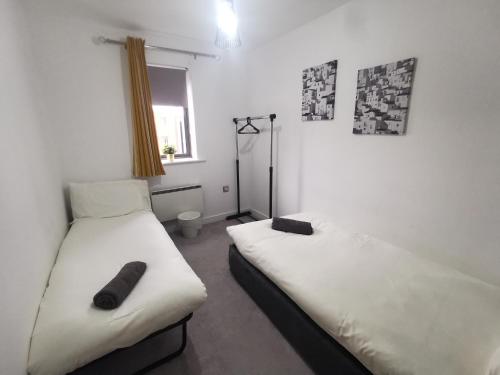 una camera con due letti di 2 Bedroom 2 Bath Apartment, sleeps 4, Town Centre a Wolverhampton