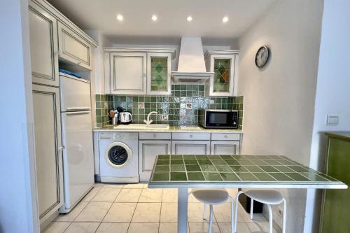 Photo de la galerie de l'établissement Bright studio with terrace and sea view, à Cannes