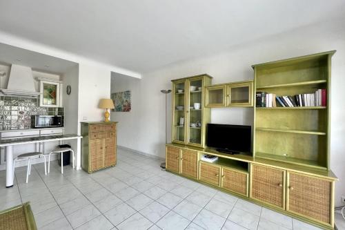 Photo de la galerie de l'établissement Bright studio with terrace and sea view, à Cannes