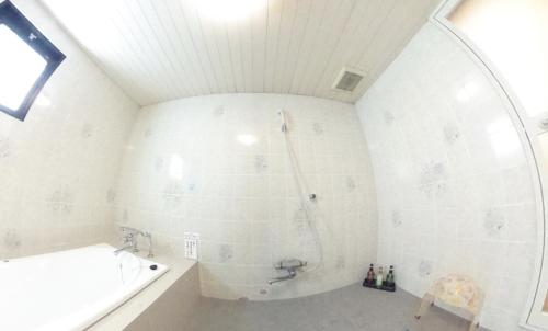 Hotel.COM (Adult Only) في ناغويا: حمام مع حوض استحمام ومغسلة