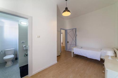 een badkamer met een bed en een toilet in een kamer bij Large 3 bedrooms a block from the beach in Tel Aviv