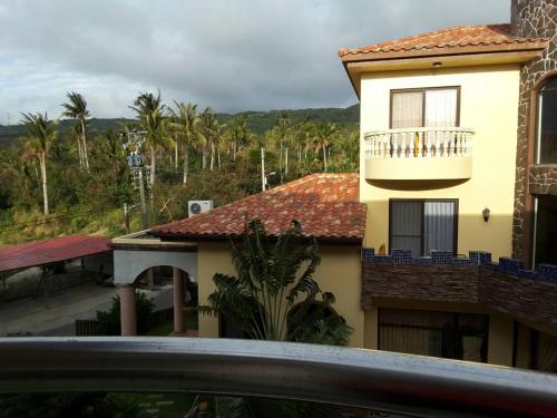 Elle offre une vue sur un bâtiment doté d'un balcon. dans l'établissement Kenting Mola, à Nanwan