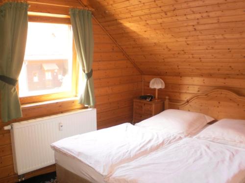 - une chambre avec 2 lits dans une cabane en bois dans l'établissement The house to stay for holidays num1, à Hasselfelde