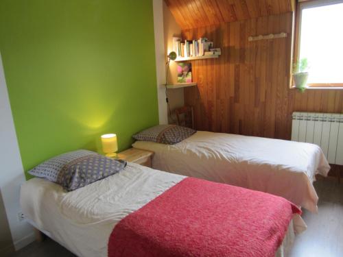 Una cama o camas en una habitación de Chez Cat et Christophe , chambre calme et lumineuse chez l'habitant avec vue