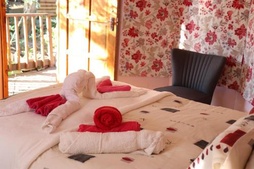 sypialnia z łóżkiem z ręcznikami w obiekcie Anerley Garden Park Resort w mieście Port Shepstone