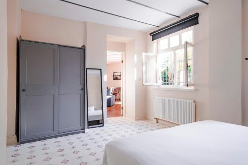1 dormitorio con cama blanca y ventana grande en Homie Suites - Turna Residences in Cihangir, en Estambul
