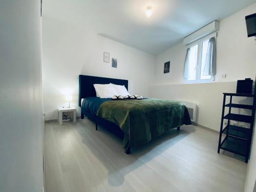 - une chambre avec un lit doté d'une couverture verte et d'une fenêtre dans l'établissement Maison Hypercentre - Duplex - Cozy houses, à Reims