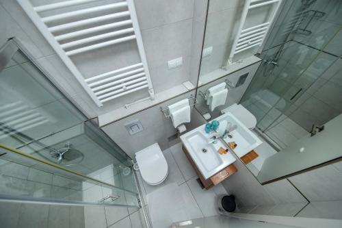 an overhead view of a bathroom with a toilet and sink at Pansion Kamenar in Primošten