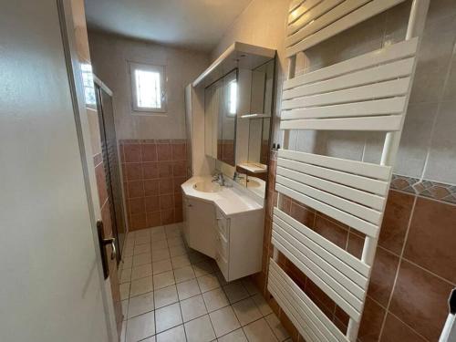 a bathroom with a sink and a mirror at Green Gables- Old Charm in Vézeronce