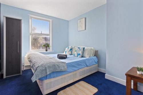 A bed or beds in a room at Pet Friendly Maidstone City Home - 3 Bedrooms with Fast Wi-Fi