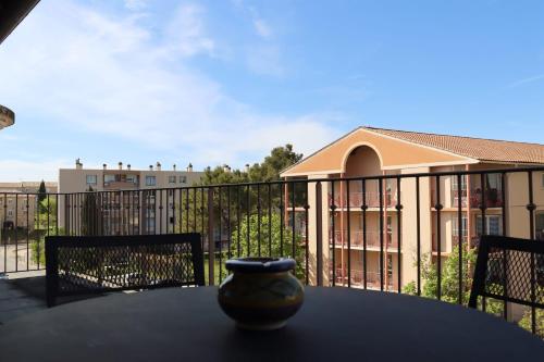a vase sitting on top of a table on a balcony at Uzès centre la TERRASSE des CAPUCINES avec Garage privée in Uzès