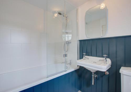 La salle de bains est pourvue d'un lavabo et d'un miroir. dans l'établissement Mimosa, à Helford