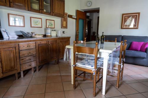 a kitchen with a table and a couch at Casa Vacanze Feudi 1165 in Borgo Vodice