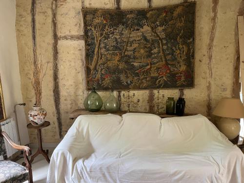 ein Schlafzimmer mit einem großen Wandteppich über einem Bett in der Unterkunft Rouchy in Sagelat