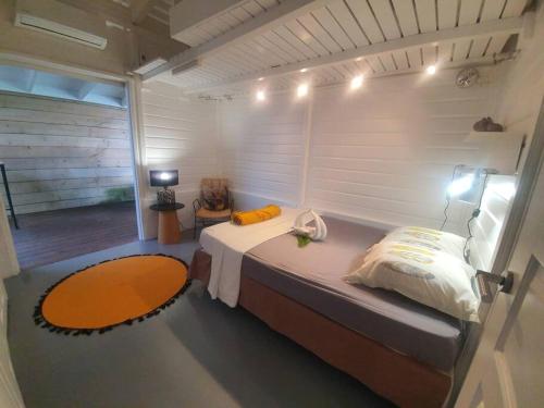Cette petite chambre comprend un lit. dans l'établissement Villa Cocon Bleu , plage à pied !, à Sainte-Luce