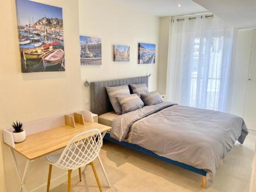 1 dormitorio con cama, mesa y escritorio en SEA FRONT View Top Roof Flat en Niza