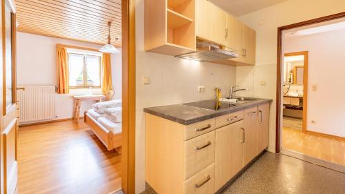 cocina con fregadero y encimera en Demelhof, en Reit im Winkl